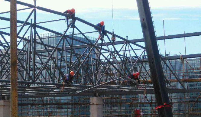 包头论网架装配施工中搭设脚手架应当留神的事故